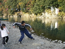 紅葉狩りパパ川に石投げ