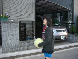 長女、三女とボール遊び