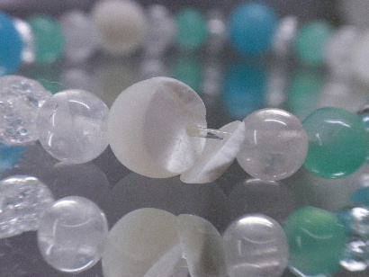 割れたマザーオヴパール(次女のブレスレット)