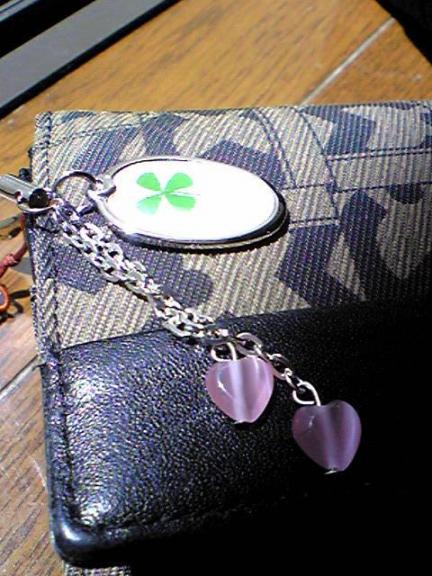 四葉のクローバーお財布に
