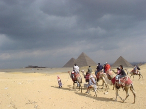 ラクダとピラミッド