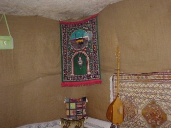 洞窟の中のお宅訪問