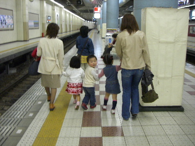 上本町駅のホームで.JPG
