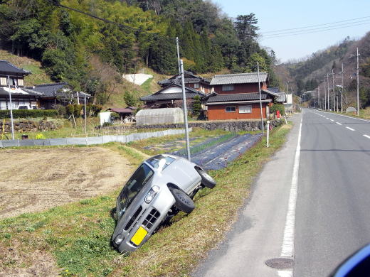 あぜ道へ横転事故