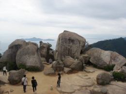 山頂の岩.jpg
