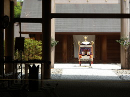 P5050258出番を待つみこし.jpg