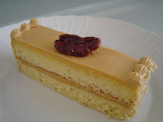 プラリネのケーキ20101019（カット）.JPE