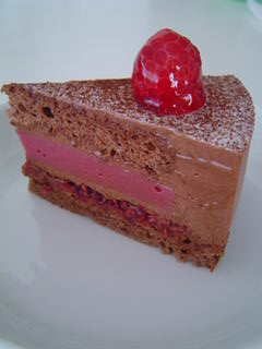 ショコラフランボワーズ101206カット.JPE