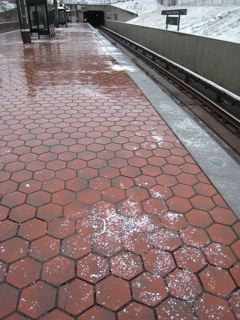 駅の除雪剤