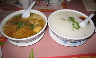 お粥とワンタン麺