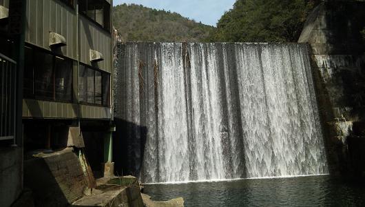 一天の横の川