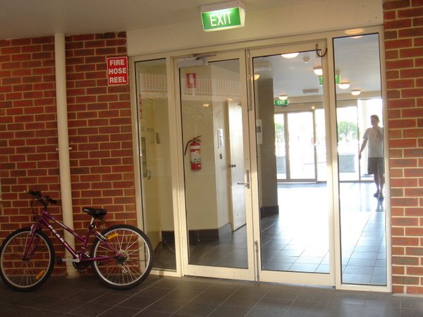 アパートメントのエントランスを入ると・・