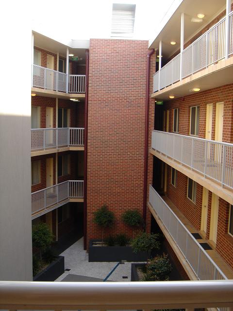 エントランスを通過すると・・エレベーター & 中庭!