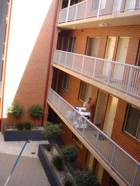 エントランスを入るとこんな感じ・・右にあるのはエレベーター