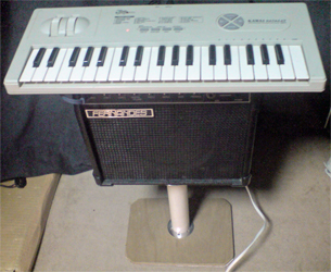 小型自立式アンプ一体型MIDIキーボード
