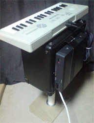 小型自立式アンプ一体型MIDIキーボード
