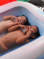仲良くプール.jpg