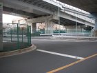 橋の下を横断