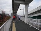橋の上にあがる自転車用通路