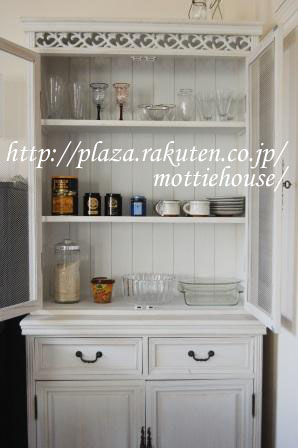 リビングの食器棚2