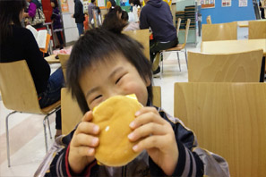 三ちゃんチーズバーガーを食べる