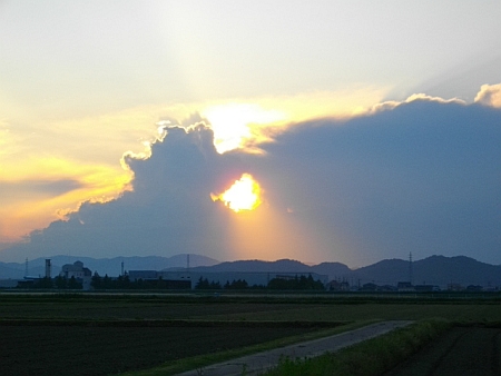 山からの帰り道神秘的な夕日.jpg