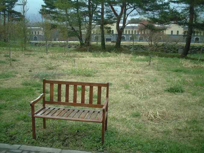 諸橋近代美術館前のバス停のベンチ２