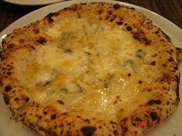 4種のチーズのピザ