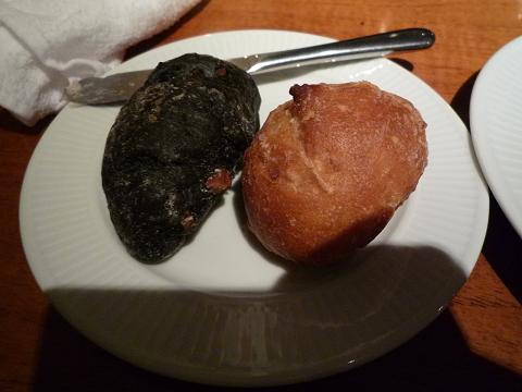 イカ墨パンと胚芽パン