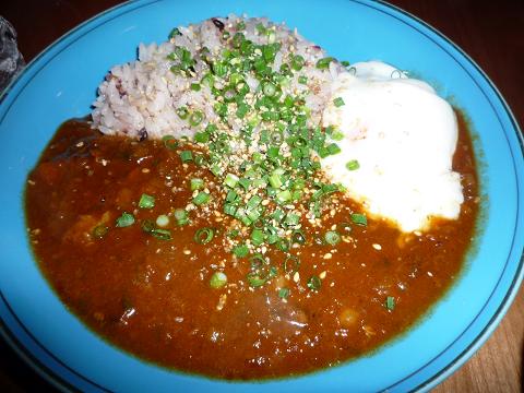 牛筋カレー温玉のせ