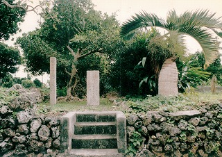 オヤケアカハチ記念碑