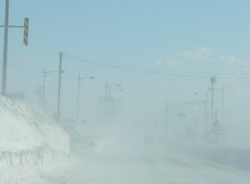 地吹雪の道路