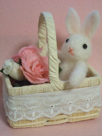 カゴ入り春ウサ　06.08