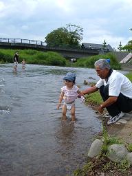 初めての川遊び