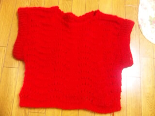 2011年11月gobuzakiさんの赤いモヘアで透かし編みベスト