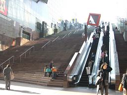 京都駅エスカレーター屋上庭園へ.jpg