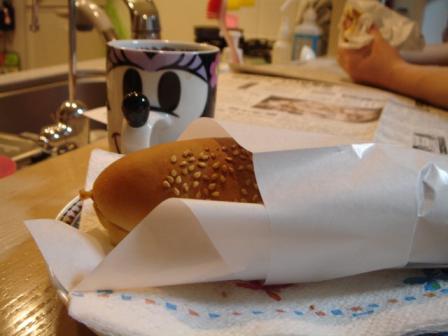 こんな感じでホットドッグ食す