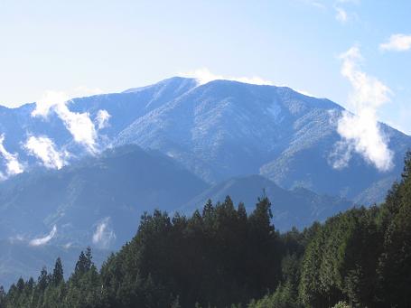 恵那山　うっすらと雪化粧　２００５年１０月２３日