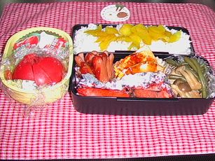 新物が手に入ったので、またまた鮭弁当です♪