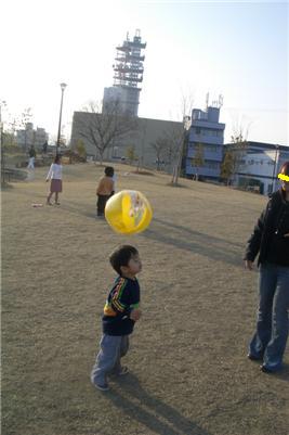 ボ－ルをよくみてヘディングだ