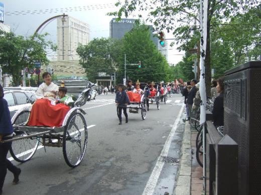 お稚児さんも人力車だぁ～♪