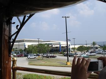 ショッピングモール前