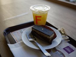 ファーストキッチン - オレンジジュース＆チョコレートケーキ