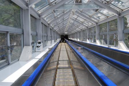 展望台へのエスカレーター