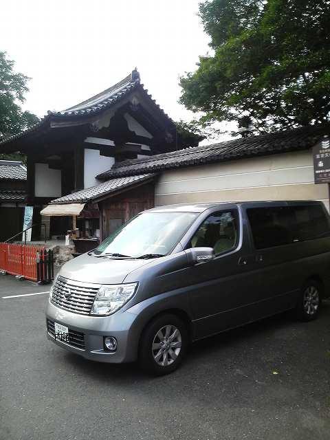 新薬師寺携帯で車と門