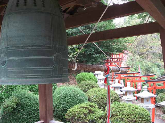 鐘楼と稲荷神社