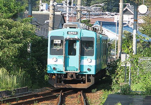 那智駅に入線する１０５系電車　紀伊田辺行き