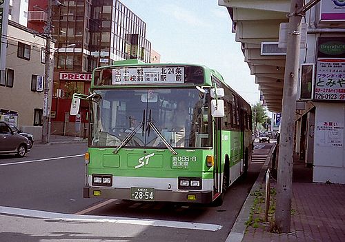 札幌市営地下鉄　北２４条駅にて　札幌市営バス　２００３年８月撮影