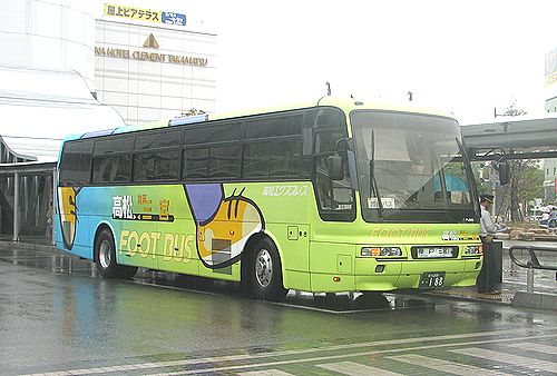 高松駅にて　「高松フットバス」　他社と競合
