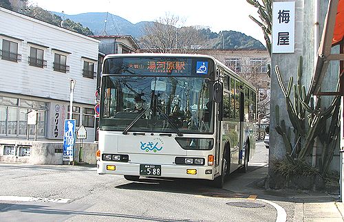 湯河原温泉街を行く箱根登山バス